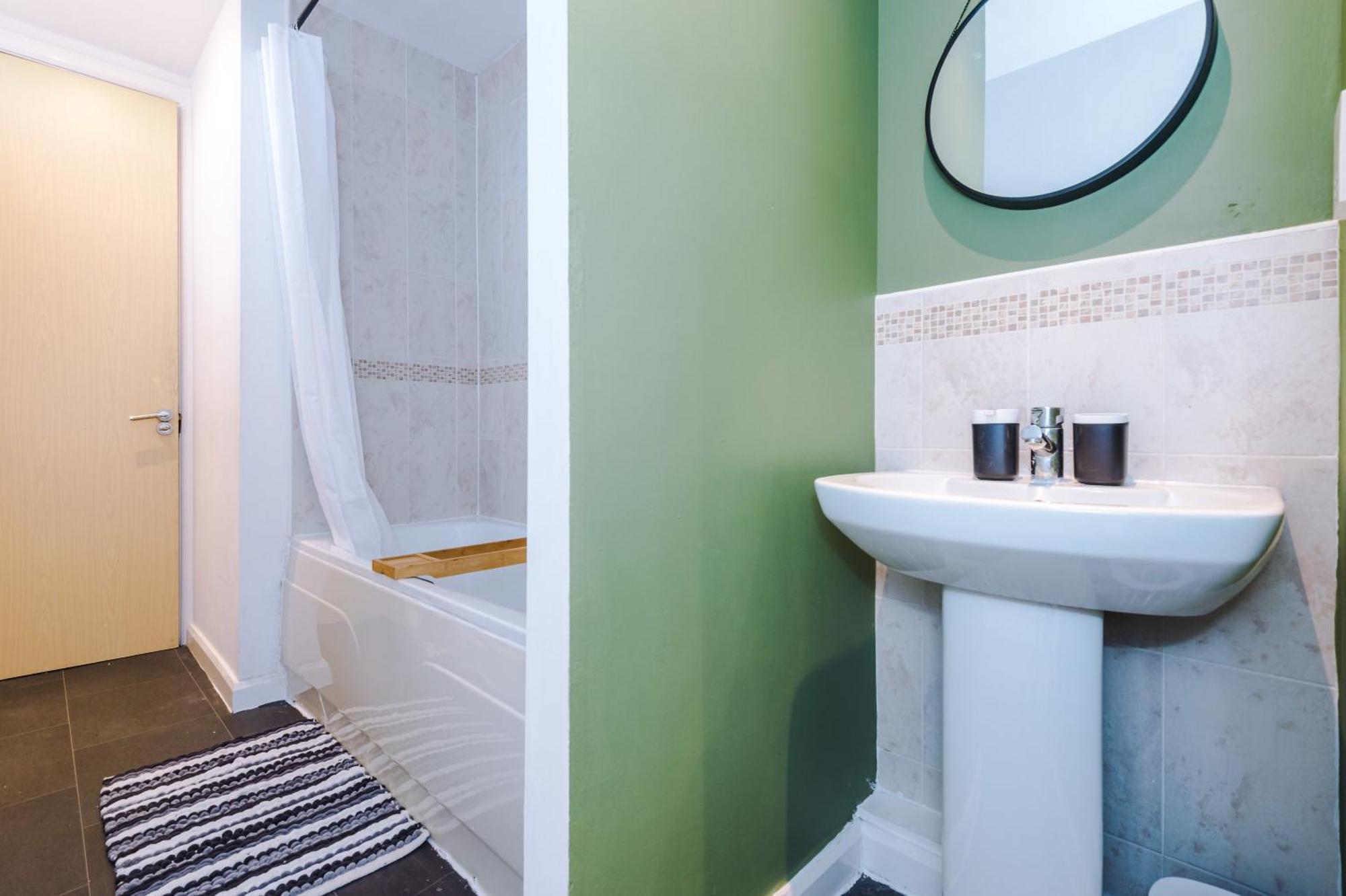 Villa Rest&Recharge At A Spacious Townhouse By The Etihad à Manchester Extérieur photo