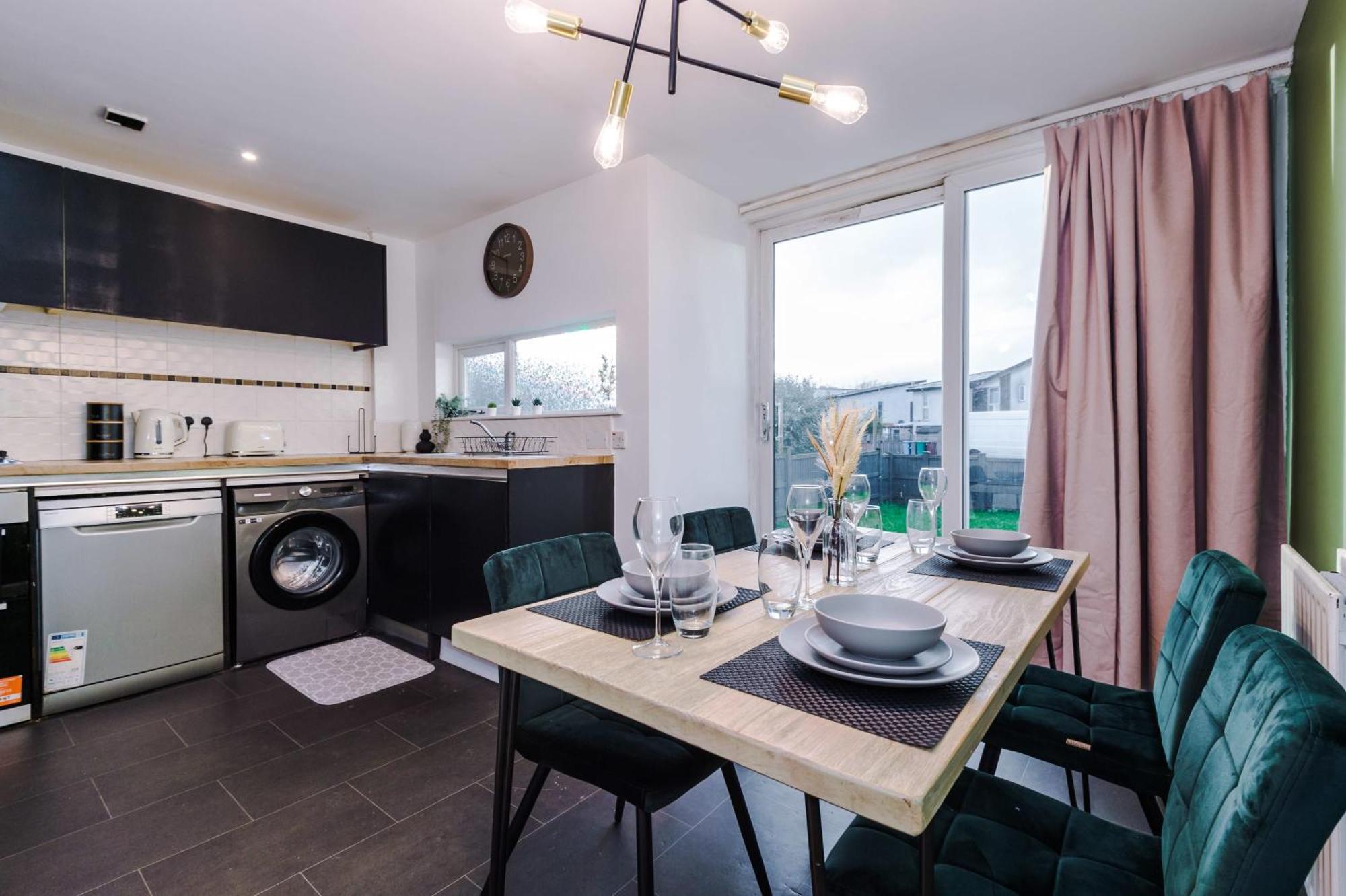 Villa Rest&Recharge At A Spacious Townhouse By The Etihad à Manchester Extérieur photo